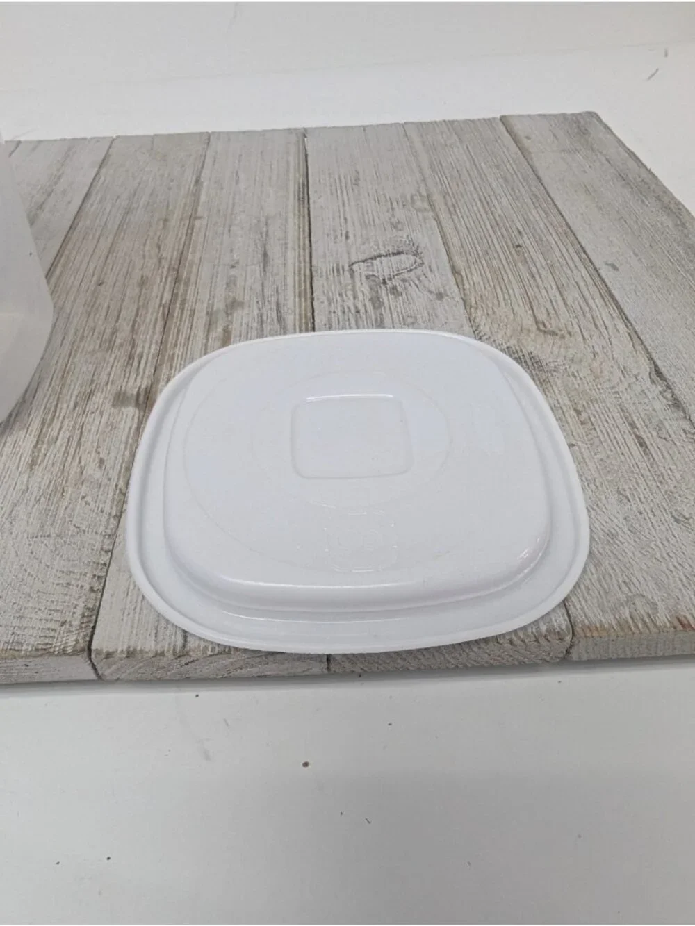 Rubbermaid 1.8 pt Servin Saver #8 Sheer Square Canister Storage White Lid - B